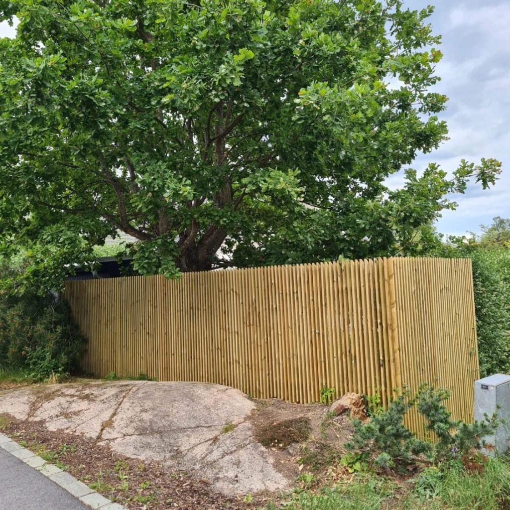 staket i trä byggt av en snickare